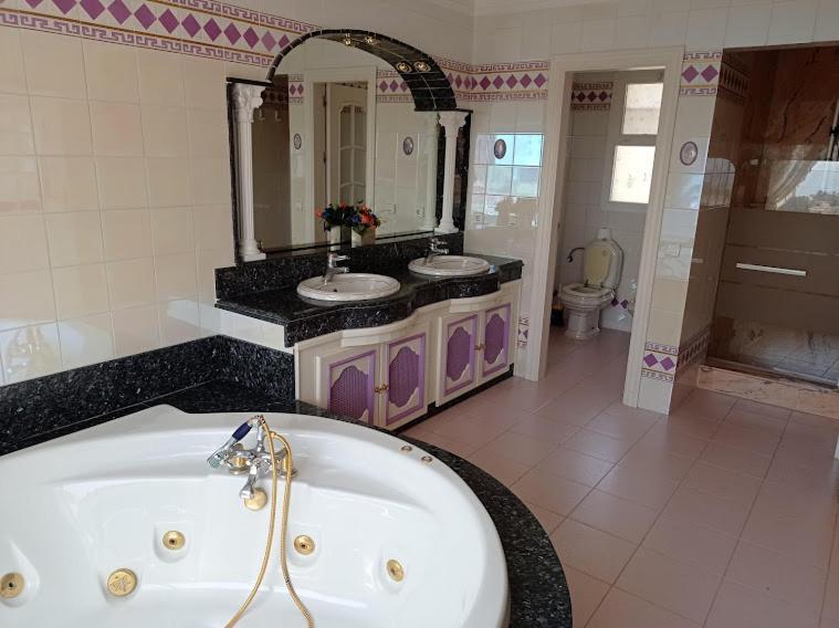 Villa Spacious With Stunning Sea Views Marbella