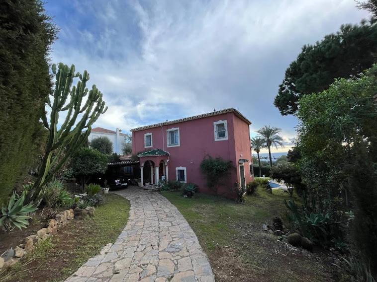 Villa Spacious With Stunning Sea Views Marbella