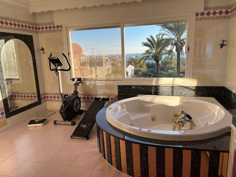 Spacious With Stunning Sea Views *