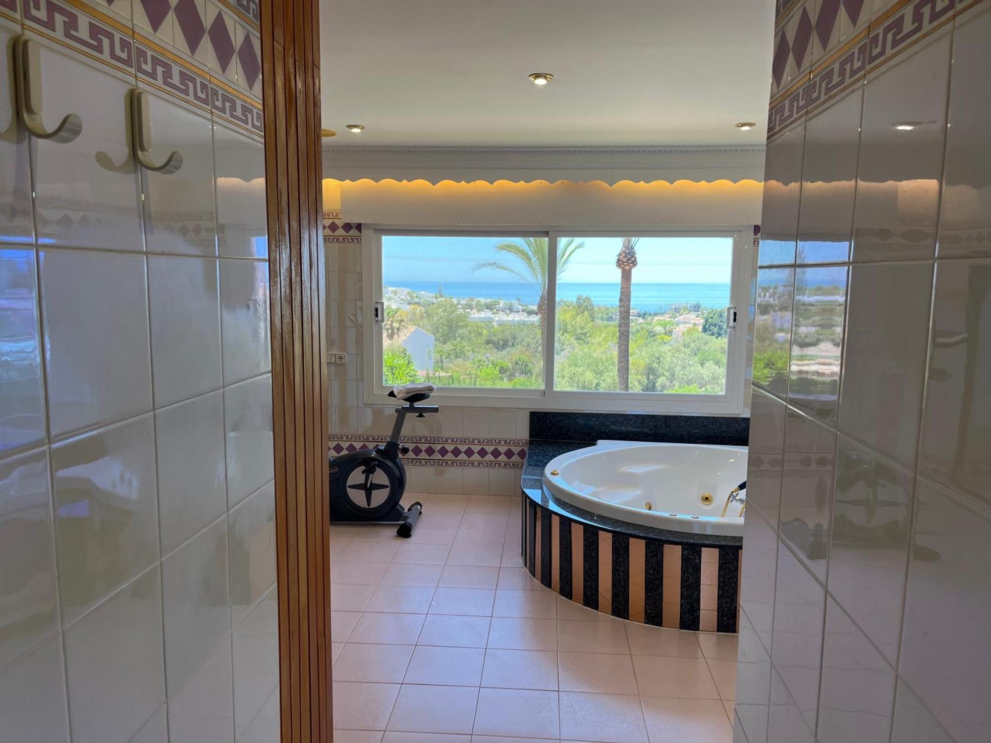 Spacious With Stunning Sea Views *