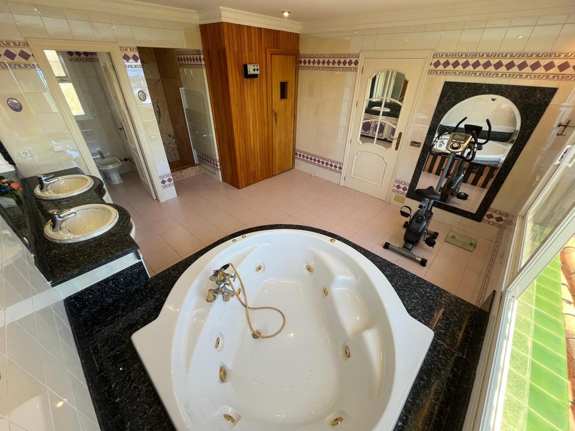 Spacious With Stunning Sea Views *