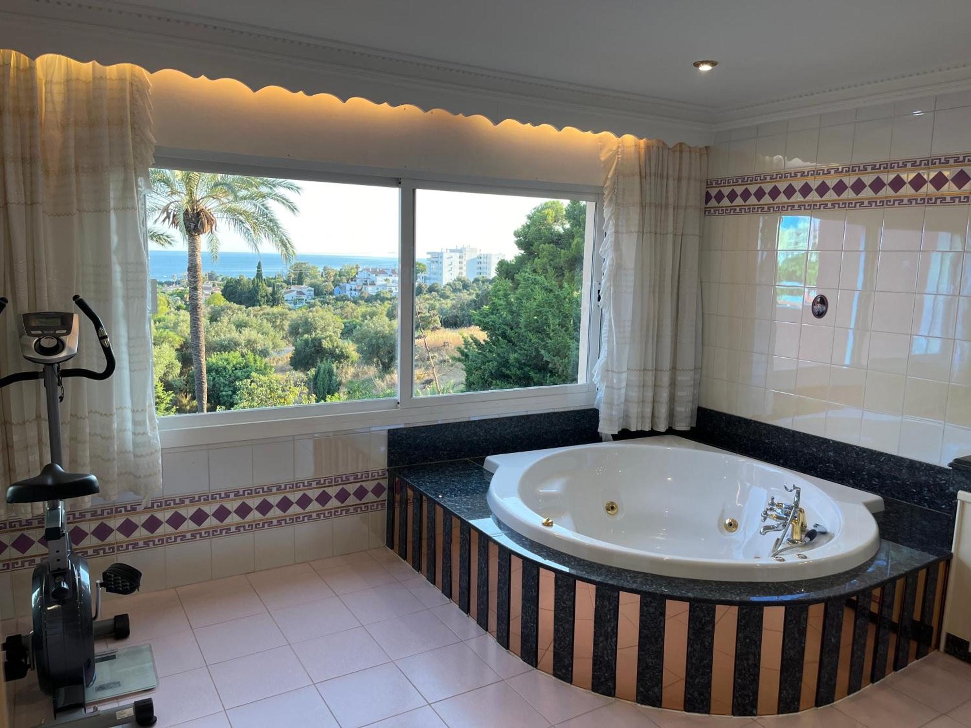 Luxurious 6 Min From With Sea Views *